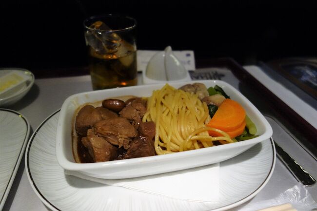 夜中だけど寝るのも気を遣うので<br /><br />食べて飲んでの時間でした。