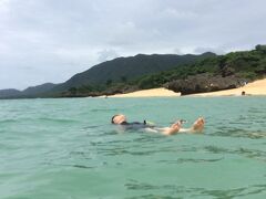 腹ごしらえが済んだので、サンセットビーチへ。

有料ビーチですが、いただいた観光ブックに無料クーポンがありました。
有料だけあって、シャワーもトイレもあり。

シュノーケルには向かないけど、家族連れにはよさそうです。