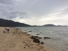 なんとなく物足りなくて米原ビーチへちょっとだけ偵察。

キャンプ場に車を止めれば無料です。

泳ぎはしなかったけど、評判通りシュノーケルによさそう。
再挑戦を誓います。

この日は東横インに宿泊。
東横イン、大変よいですね。
レンタカーも安く借りられるし、SWでも宿泊料安いし、
意外に美崎町にも近い。

ホテルで洗濯しながら、翌日のアクティビティ中止の連絡をうけ、
あわてて代わりを探します。
日の出SUPの予約が取れたので、近くのきた○ち牧場でごはん。
かなりクオリティ低かったので写真はなし。
昔はおいしかったのに残念でした。
