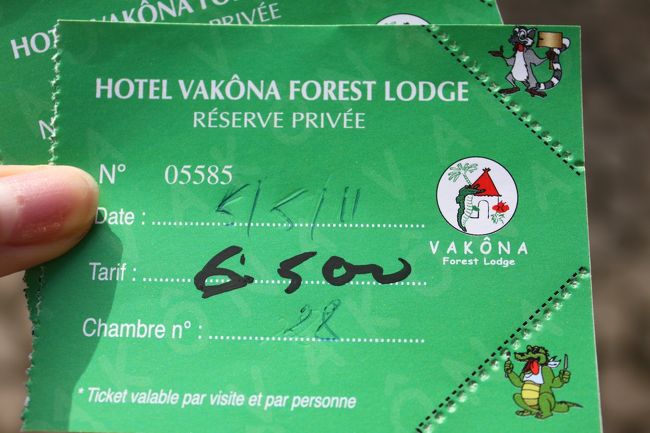 フロントでレミュールパークのチケットを買います