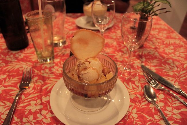 デザートは美味しくてペロリ<br /><br />丁度横のテーブルに日本人の団体さんが座っていて、添乗員さんがドリンクのオーダーをとっていました<br />何気なく聞いているとビールとソフトドリンク2種類くらいしかなかったのは団体だし仕方ないよねと思ったけど続きを聞いていると..あれれのれ。。何で同じビールがメニューより高いんだろう<br /><br />団体様価格？それとも・・？？<br />うん。聞かなかったことにしよう