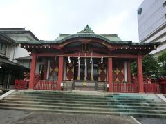 穴守稲荷神社.本殿です。

214年まえの1804年(文化元年)、羽田の新田開拓の折り、海が荒れて村々は海水による甚大な被害をもたらした事から、村民が堤防の上に稲荷大神を祀ると海が静まって大きな実りをもたらした‥これが穴守稲荷神社の起こりと言われています。
元々の穴守稲荷神社は昭和20年にGHQ(米軍)が羽田空港を軍事基地として拡張する為に強制退去させられ、地元有志らが寄進した敷地に現在は鎮座しています。

豊受姫命(別名 受迦御霊神･倉稲魂命)が祀られています。