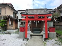 鴎稲荷神社です。

この付近一帯は、多摩川での漁業専業｢羽田漁師町｣であり、鴎が多く、大漁の兆しとて祀られたものだと言われます。

お参りしましょう。
パンパン、礼！