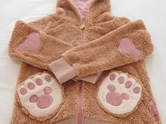 まだバスの時間まで少し余裕があるから、と立ち寄ったガッレリーア・ディズニー。

ダッフィーたちのイラスト入りの缶に入ったパスタスナックを購入しようと思っていたのですが、なぜか入店制限が・・・

正体は４９００円のこのパーカー。