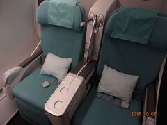 デルタの15000マイルで予約した、関空発仁川着の大韓航空726便ビジネスクラス。金曜夜便のためか、ビジネスクラスも結構埋まっていました。