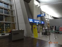 仁川空港113番ゲート。ターキッシュエアラインズでは搭乗棟（サテライト）の乗り継ぎカウンターは使用できず、ゲート左側のカウンターで搭乗券をもらいました。チェックインはオンラインで済ませていました。23時10分発翌日4時30分着の夜行便です。