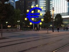 12時間のフライトの後、ようやくフランクフルトへ到着。
着いた時には既に5時だったので、この日はお散歩をしてホテルでゆっくり休む。
欧州中央銀行。