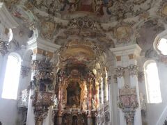 次の日は、ミュンヘンからの1日ツアーでヴィース教会、ノイシュバンシュタイン城、フュッセンへ。
