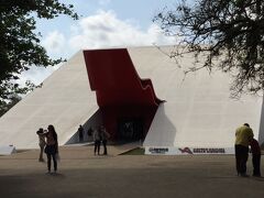 【イビラプエラ公園（サンパウロ）】

き.....奇抜......。