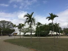 【イビラプエラ公園（サンパウロ）】

ん.？.......ヤシの木の後ろに何か白い怪しい建物が......