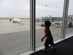 いつものように早朝、岡山の家から車で神戸空港に向かいました。

台風の影響が心配されましたが、飛行機の運航は前日午後から通常どうり。
離陸後、二時間半程で那覇空港に到着（台風の影響で、とにかく飛行機が揺れました。）