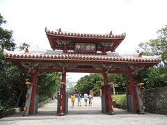 レンタカーを借りてまずは昼食をとり首里城へ。
（レンタカーは昨年の教訓から、早く借りれるプランを選びました。たびらい経由で日産レンタカーで空港までタクシーで迎えに来てくれるプランを予約。結果、大正解でした。）