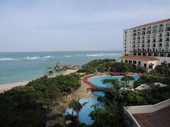 首里城観光の後は下道を1時間ほど走り宿泊先の日航アリビラへ。