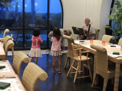 夕食はホテルのレストランハナハナでブッフェです。
生演奏もありました。