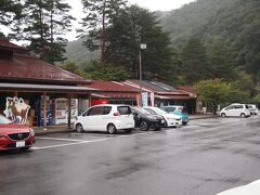 16：00　道の駅三岳直売所　ちょっと気になったで寄ってみました。
メインは近隣の農産物の販売で、普通の道の駅でした。また雨が降ってきました。