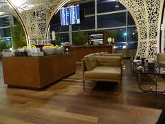 現地時間の朝4時過ぎにイスタンブール空港に到着。広い空港をさまよって、ターキッシュエアラインズラウンジに到達。保安検査場脇免税店コーナーの奥にありました。ビジネスクラスの搭乗券があれば、自動改札を通過できます。