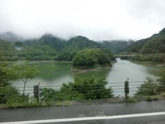 東京から五十里(約196km)の場所にある事から名付けられた五十里湖に沿ってバスは走ります。