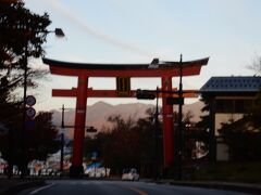 中禅寺湖の大鳥居。
慌ててカメラを構えたのでピンぼけ…。
でも、この写真がないと奥日光は始まりません！