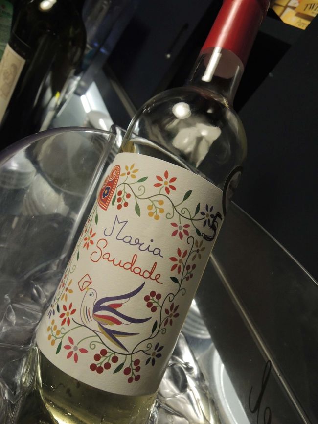 ワインはやっぱり、ポルトガルに来て病み付きになった微発泡酒の「ヴィーニャ・ベルデ」。<br />ラベルが可愛い～！！！