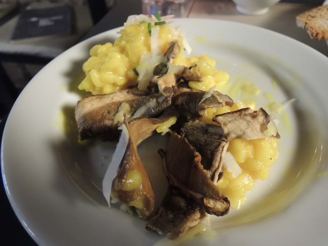 マッシュルームと言っても、あの白いマッシュルームではなく、キノコ全般を言うようですね。<br />お皿に取り分けると、こんな感じ…。<br /><br />美味しいィィィイイイ～！<br /><br />カスカイスのランチでいただいたエビのリゾットも美味しかったけど、<br />それとはまた違った味で、これも最高～！