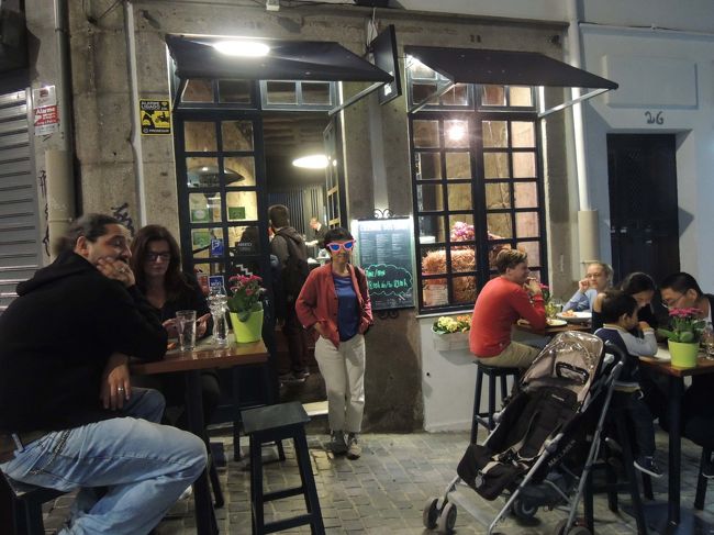 店を出る時には、レストランは、ほぼ満席。<br />通りに出したテーブル席までいっぱい！<br /><br />やはり人気のレストランみたい。<br />お勧めです！