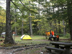 　”小梨平キャンプ場のテント場”　
　木立の中のキャンプ場でテントサイトやキャビン棟、浴場、食堂などの設備が充実していました。　ここまでは観光客も入ってこないのでとても静かな環境をたもっていました。