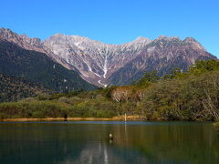 　　”大正池”
　松本方面から上高地に入って来ると最初に目に入る光景で、山の高さに圧倒されます。
　