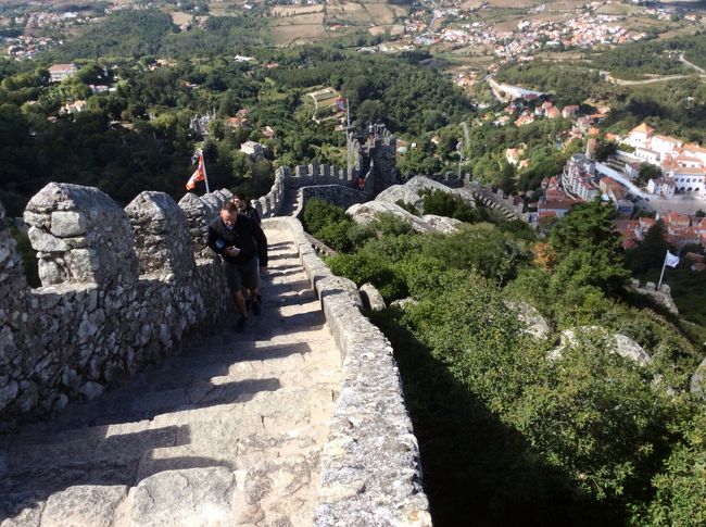 ムーアの城壁へ<br />バスもありますが自分の足で登りたかったので登りました。<br />私の足大丈夫かぁ?<br />万里の長城もこんなかしら？