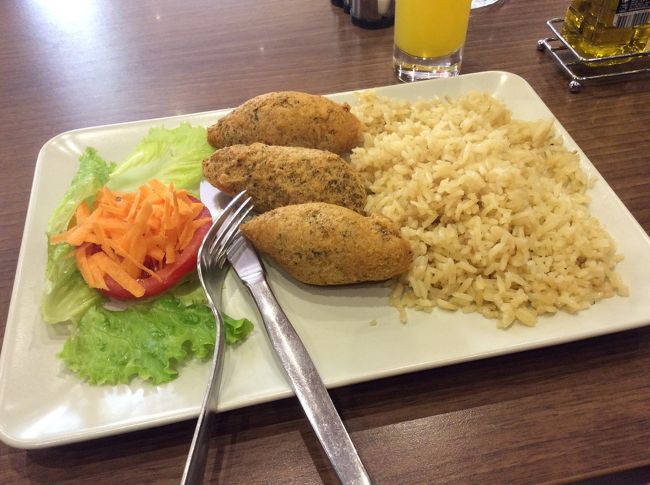 降りて遅い昼食。<br />何気ないコロッケだけど美味しい。<br />ジャガイモが違うのかな外はサックリ中はねっとりで美味しいです。