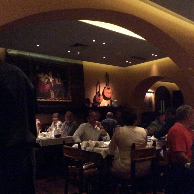 夜はB&amp;Bのオーナーに予約して貰ったファドを聴きにレストランへ<br />第一候補は予約でいっぱい。でもどうしても聴きたいと言って見つけて貰ったOFAIAへ<br />満席。なにこんなに混んでんの？<br />お店の雰囲気もギャルソンも申し分ない。