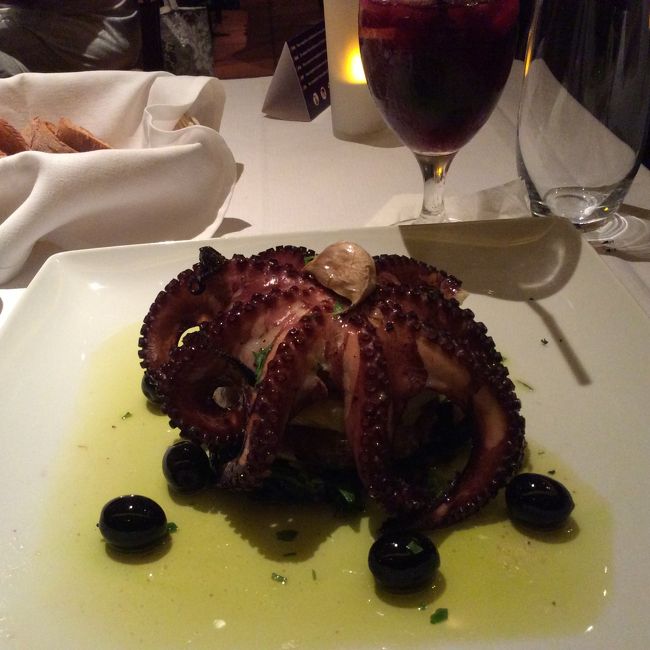 スープにメインをタコにしました。<br />スープ、ものすごく美味しかった。このタコもニンニクが効いてて柔らかくタコの味もしっかりして満足です。<br />お酒飲めないけれどフルーツ多めにサングリア頼みました。美味しい。<br />向かいの女性二人組は前菜にお魚 、お肉、デザートってどこに入るの？<br />スープだけでお腹結構満たされてる私。このタコの下はジャガイモがまるっとあってお腹パンパンで残してしまっっと言うのに、デザートまでたどり着けなかったと言うのに……<br />体の仕組みが違うのか？サングリアも途中氷足して貰いました。<br />頼めば何でも出来ますダ。