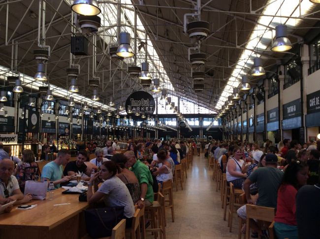 リベイラ市場のフードコート<br />ひ、広っ！<br />なに食べるか迷う。