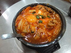 韓国料理：春川韓国伝統料理 ★★★★★

妻と友人家族と春川韓国伝統料理へ行きました。
ハングルや中文で書かれたメニューのイメージがわからないので、私はビビンバを注文。
皆、それぞれ好きなものを頼んで、シェアーして食べました。豆腐チゲ、チーズトッポギが特に美味しかったです。高雄では一番美味しい韓国料理にように思いました。
所在地： 800高雄市新興區七賢二路33號
電話： 07 285 1668
