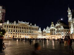 グランプラスのライトアップは本当にキレイでした。

昼間の景色とはまた違った感じです。