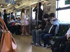 8：17発の内回りに乗車します。

さすがに都会、大阪環状線の車内。