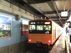 8：38に天王寺駅にて下車します。

201系普通列車。