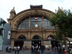 駅を出て目の前を真っ直ぐ走る大通りは、治安が悪い事で有名な「カイザー通り」
大通りの左右にたくさんのお店が連なっていましたが、まだ開店前のため、ほとんど人通りもなく、治安の悪さは感じませんでした。
友人は充電ケーブルを探し求めて気が気でないようですが、お店が開いていないので仕方ない...