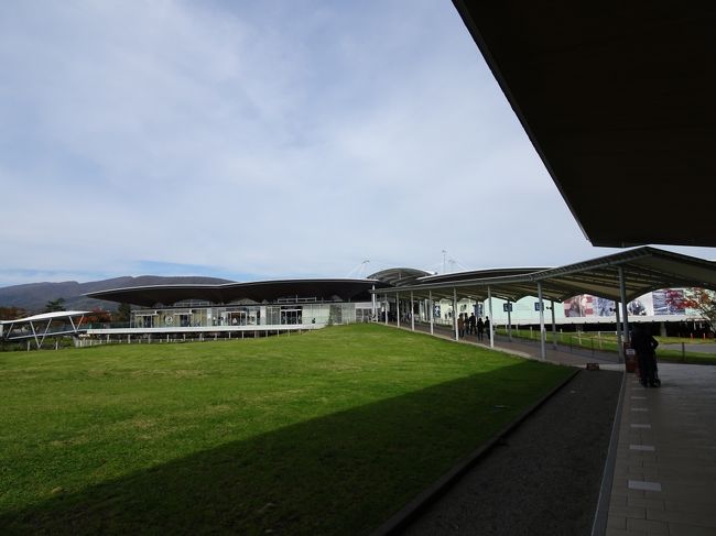 荷物を宿泊ホテルに預けて早速アウトレットで買い物開始。<br />平日午前中では流石に人影はまばら。