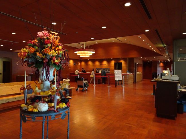 フロントはホテルの規模からするとちょっと小さめ。<br />荷物を預けた際にチェックインの手続きも<br />済ませておいたので、直ぐに部屋に案内されると<br />思いましたが１５分程待たされました。