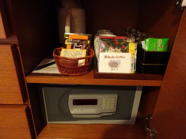 つまみとコーヒーや紅茶のパック。<br />金庫の暗証番号は初めてみる６桁。