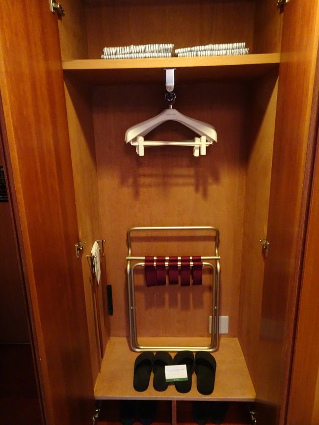 クローゼットは部屋用の浴衣とスパサンダル。