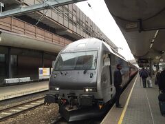 12:03、オスロ中央駅発のベルゲン急行に乗ります。

乗車券は国鉄NSBのサイトで事前購入しました。
https://www.nsb.no/en/frontpage

なお、今回の行程（オスロ～フロム～グドヴァンゲン～ベルゲン）であれば、全行程の交通機関がパッケージになったノルウェー・ナットシェル（Norway in a nutshell）の利用が一般的だと思うのですが、今回予約を試みたのが直前だったためか、希望の日程でのナットシェルの購入ができず、やむなく個別手配としました。
ナットシェルなしでも行けるという実例にはなりましたが、毎度のチケット購入は結構面倒でしたし、現地購入としたバスやフェリーが満席だったらどうしようという心配もありましたので、できればナットシェルを事前購入しておく方がラクだと思います。
