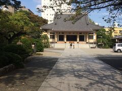 霊岸寺
深川は小ぶりな寺が多いがここは境内も広く、建物も大きい。
寛政の改革をやった松平定信の墓もあった。