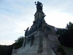 19世紀にフランスとプロイセンの間で起こった普仏戦争の勝利とドイツ帝国発足を記念して建てられた「ニーダーヴァルト記念碑」が見えてきました。
