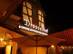 夕食はリューデスハイム最古のワインハウス「ドロッセルホフ」で。
店頭のメニューに日本語表記があったので、安心して入店しました。
