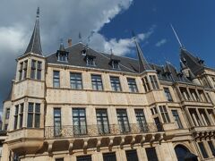 またまたギョーム広場の方まで歩いて来ました。
こちらは広場のお隣に建つ「大公宮」
かつては市庁舎として使用されていましたが、現在は大公の執務のための宮殿と迎賓館として使用されています。
普段は非公開ですが、夏の間の約1ヶ月は予約制で内部見学が出来るそうです。