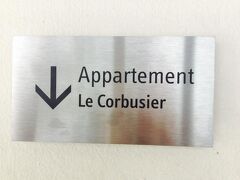 【ル・コルビュジェのアパート】
コルビュジェが30年程過ごしたアトリエ兼アパート。
7階まではもちろん階段！
パリ市内から地下鉄で30分程のところで、前にはスタジアムがあります。
随所に使いやすさと快適さが表れていて、住みたい！
週一日しか空いていないので、貴重な体験です！