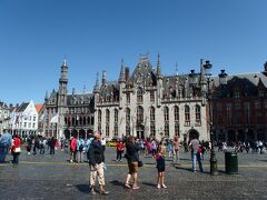 「西フランダース州庁舎」が建っています。
現在は結婚セレモニーや市の行事で使用されています。