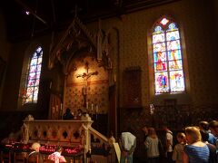 そしてこの聖血礼拝堂の目玉は、12世紀に十字軍が持ち帰ったとされるキリストの聖血が見られるんです。
列に並び一人一人順番に祭壇に上がると、金の装飾が施されたガラスの筒の中に聖血が浸された脱脂綿のようなものが入っています。
なんだかよく分からないけど、すごいものを見てしまった気がしました。。
お隣には寄付を入れるBOXが設置されていたので、心ばかりのコインを。