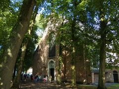 敷地内には木立に囲まれた教会がありました。